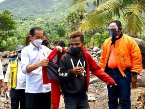Kala Jokowi Pakaikan Jaketnya ke Fransiskus Korban Bencana di NTT
