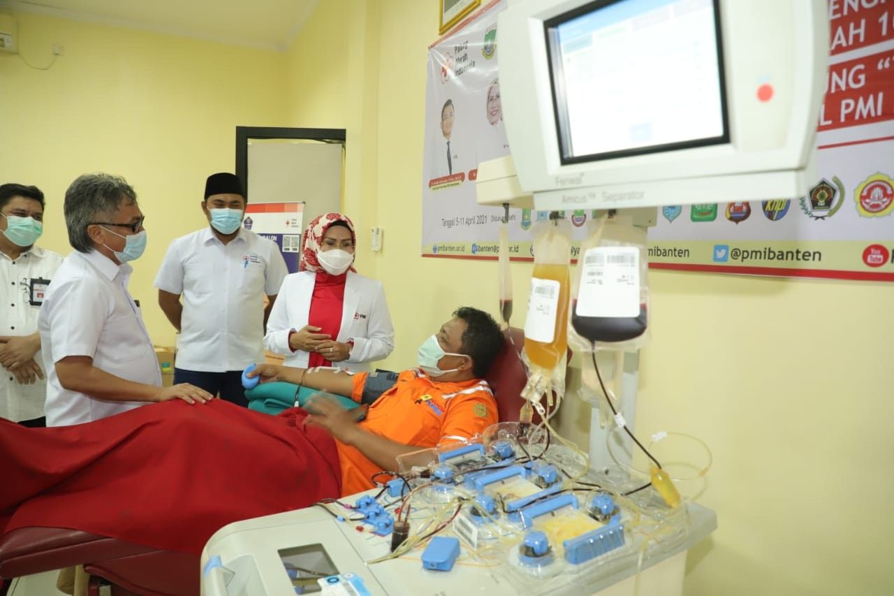 Ketua PMI Provinsi Banten Ratu Tatu Chasanah bersama pengurus PMI kabupaten/kota memberikan penghargaan kepada para pendonor sukarela dalam rangka Gebyar Pekan Kemanusiaan Banten Berdonor di Markas PMI Banten, Kota Serang, Kamis (8/4/2021). (dok. Pemkab Serang)