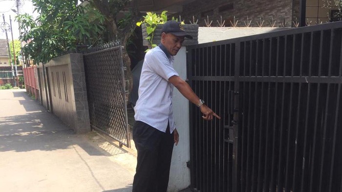 Ketua RT Mahligai menunjukkan lokasi perampokan bersenpi di Ciputat, Tangsel