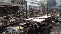 Sebanyak 136 lapak dan 40 kios ludes terbakar.
