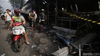 Area yang terbakar dipasangi garis polisi.