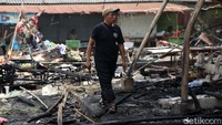 Warga melihat lapak-lapak yang terbakar.
