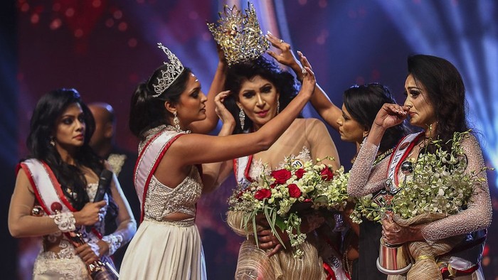 Kontes kecantikan Sri Lanka: Mantan Mrs World ditahan setelah insiden di panggung Kontes kecantikan Sri Lanka: Mantan Mrs World ditahan setelah insiden di panggung