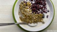 Selain Es Campur Gula Merah + Santan + Susu, Ko Acia punya es kacang hijau dan kacang merah yang jadi favorit. Seporsinya sama-sama dibanderol Rp 22 ribu. Foto: detikfood