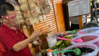 Ko Acia mengaku tak ingin pindah tempat berjualan dari lokasinya kini. Ia merasa sudah cocok dan lekat dengan kios yang ia tempati. Foto: detikfood