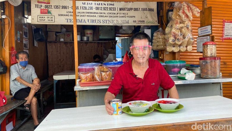 Dijual di Bawah Pohon, Ini Es Campur Ko Acia yang Legendaris Dijual di Bawah Pohon, Ini Es Campur Ko Acia yang Legendaris