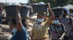 Antusias Warga Pulau Adonara Menanti Kedatangan Presiden