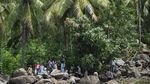 Antusias Warga Pulau Adonara Menanti Kedatangan Presiden