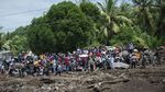 Antusias Warga Pulau Adonara Menanti Kedatangan Presiden