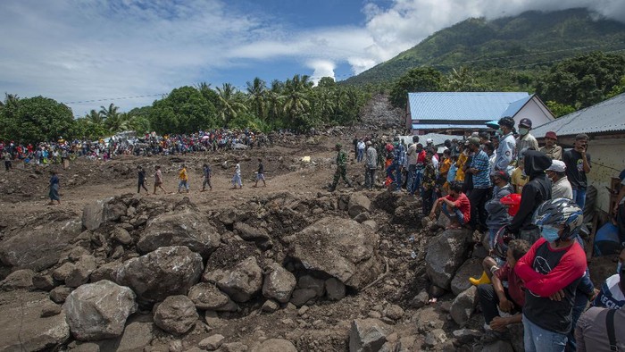 MASYARAKAT MENANTI PRESIDEN TINJAU LOKASI BENCANA Sejumlah warga menanti kedatangan Presiden Joko Widodo yang akan meninjau lokasi tanah longsor di Desa Nelelamadike, Ile Boleng, Kabupaten Flores Timur, Nusa Tenggara Timur (NTT), Jumat (9/4/2021). Meski menanti berjam-jam, masyarakat dari berbagai wilayah di Pulau Adonara antusias datang ke lokasi bencana tersebut karena kunjungan Joko Widodo merupakan kunjungan pertama Presiden Republik Indonesia di pulau itu. ANTARA FOTO/Aditya Pradana Putra/aww.