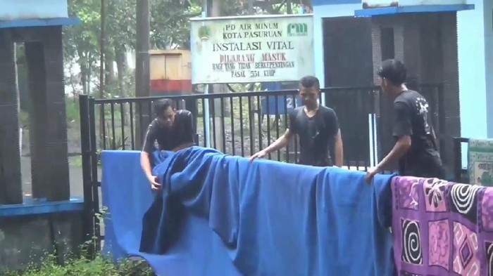 Melihat Kebiasaan Cuci Karpet di Sumber Umbulan Pasuruan Jelang Puasa