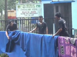Tradisi Cuci Karpet Jelang Ramadhan di Pasuruan