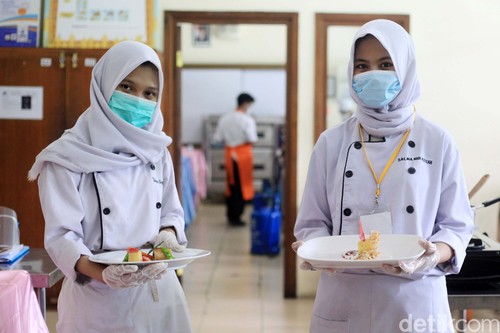 Para siswa SMKN 30 Jakarta jurusan Tata Boga/Restoran mengikuti ujian sertifikasi kompetensi (USK) 2021. Setiap siswa diminta membuat 1 porsi dengan 4 menu makanan.