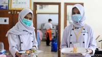 Para siswa menunjukan hasil masakannya.