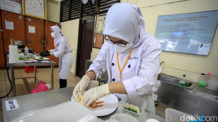 Melihat Kepiawaian Siswa SMKN 30 Jakarta dalam Urusan Memasak Para siswa SMKN 30 Jakarta jurusan Tata Boga/Restoran mengikuti ujian sertifikasi kompetensi (USK) 2021. Setiap siswa diminta membuat 1 porsi dengan 4 menu makanan.