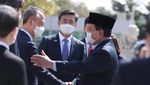 Momen Menhan Prabowo Naik Sedan Mewah Korea Selatan di Upacara Militer