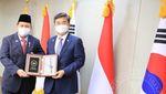 Momen Menhan Prabowo Naik Sedan Mewah Korea Selatan di Upacara Militer