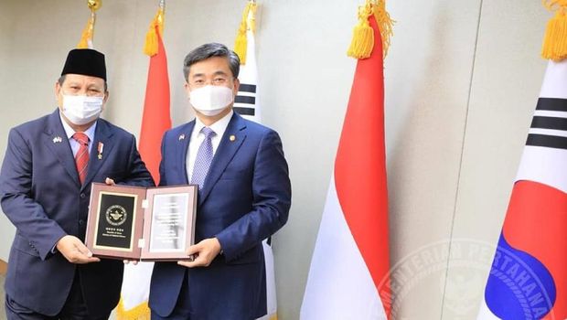 Menteri Pertahanan Bravo Subianto memberikan penghormatan kepada Korea Selatan (8/4/2021)