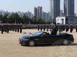 Momen Menhan Prabowo Naik Sedan Mewah Korea Selatan di Upacara Militer