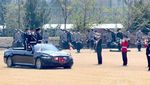 Momen Menhan Prabowo Naik Sedan Mewah Korea Selatan di Upacara Militer