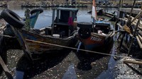 Keluarga yang tidak ingin ke tengah laut juga dapat menabur bunga di sungai besar hingga pesisir laut.  