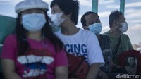 Pandemi membuat keluarga diwajibkan mengenakan masker saat melarungkan jenazah.  
