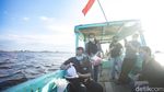 Momen Melepas Abu Jenazah di Laut Jakarta