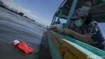 Momen Melepas Abu Jenazah di Laut Jakarta
