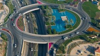 Hal lain yang bikin negara ini jadi tempat tinggal impian adalah bebas pajak penghasilan. 