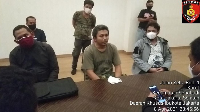 Nouval Farisi, buron teroris menyerahkan diri ke Polsek Setiabudi Nouval Farisi, buron teroris menyerahkan diri ke Polsek Setiabudi. Nouval menyerahkan diri ke Polsek Setiabudi, Jumat (9/4) dini hari tadi.