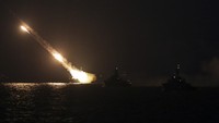 KRI TNI AL melakukan latihan tempur anti udara di perairan Natuna, Kepulauan Riau, Kamis (8/4/2021).  