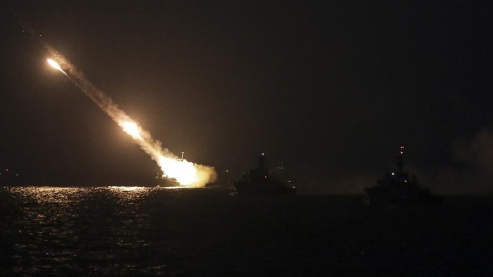 OPERASI LAUT TNI AL DI NATUNA KRI Kujang-642 menembakan rudal C-705 ke target sasaran di perairan Natuna, Kepulauan Riau, Kamis (8/4/2021). TNI Angkatan Laut (AL) melaksanakan latihan operasi laut gabungan untuk menguji kesiapsiagaan peralatan tempur atau Alutsista di lapangan. ANTARA FOTO/Teguh Prihatna/Lmo/aww.