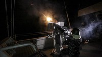 TNI Angkatan Laut (AL) melaksanakan latihan operasi laut gabungan untuk menguji kesiapsiagaan peralatan tempur atau Alutsista di lapangan.   
