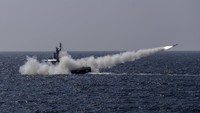 KRI Celurit-641 menembakan rudal C-705 ke target sasaran di perairan Natuna, Kepulauan Riau, Kamis (8/4/2021).   