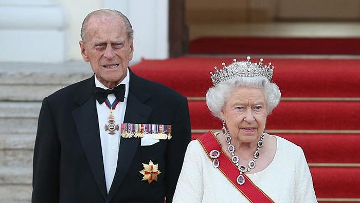 BERLIN, GERMANY - JUNE 24:  Queen Elizabeth II and Prince Philip, the Duke of Edinburgh, arrive for the state banquet in their honour at Schloss Bellevue palace on the second of the royal couples four-day visit to Germany on June 24, 2015 in Berlin, Germany. The Queen and Prince Philip are scheduled to visit Berlin, Frankfurt and the concentration camp memorial at Bergen-Belsen during their trip, which is their first to Germany since 2004.  (Photo by Sean Gallup/Getty Images)