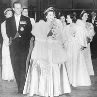 Keduanya menikah setelah Pangeran Philip pulang bertugas dari Perang Dunia II. Pernikahan mereka mendapat restu dari Raja George VI. Foto: Getty Images/Hulton Archive