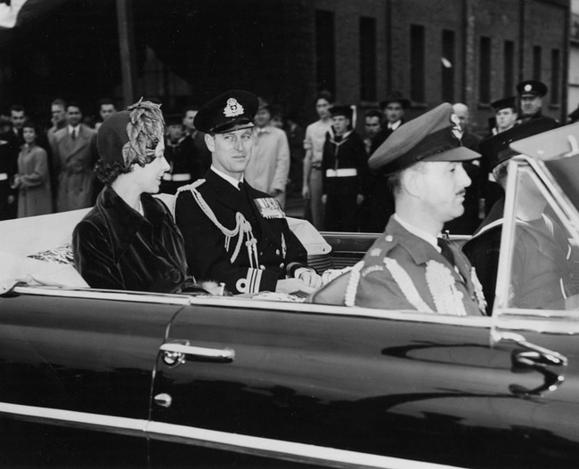 Pangeran Philip sudah mengutarakan niatnya untuk meminang Ratu Elizabeth II setahun sebelumnya, yakni pada 1946. Namun Raja George VI tidak memperbolehkan pertunangan diadakan sebelum calon istrinya itu berusia 21 tahun. Foto: Getty Images/Fox Photos