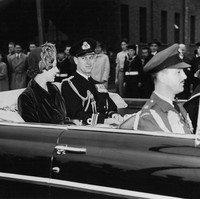 Pangeran Philip sudah mengutarakan niatnya untuk meminang Ratu Elizabeth II setahun sebelumnya, yakni pada 1946. Namun Raja George VI tidak memperbolehkan pertunangan diadakan sebelum calon istrinya itu berusia 21 tahun. Foto: Getty Images/Fox Photos