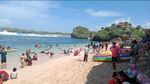 Foto: Masih Banyak Wisatawan Tak Pakai Masker di Pantai Gunungkidul