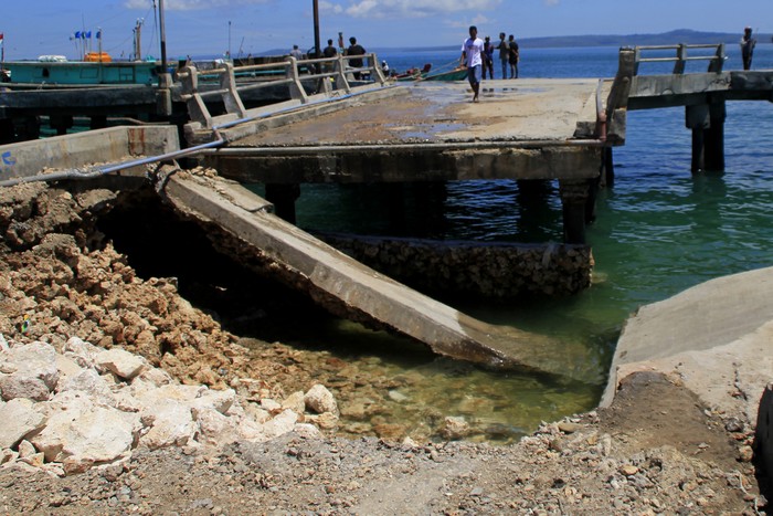 Atap SPBU roboh akibat badai Siklon tropis Seroja di Kota Kupang, NTT, Kamis (8/4/2021). Badan Penanggulangan Bencana Daerah (BPBD) Kota Kupang mencatat sebanyak 1.264 rumah mengalami rusak berat, satu orang meninggal dunia dan tujuh orang luka berat dampak dari angin kencang pada Minggu (4/4). ANTARA FOTO/Kornellis Kaha/hp.