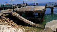 Jembatan penghubung ke dermaga kapal ikan roboh karena diterjang gelombang kencang akibat badai Siklon tropis Seroja di Kota Kupang, NTT.