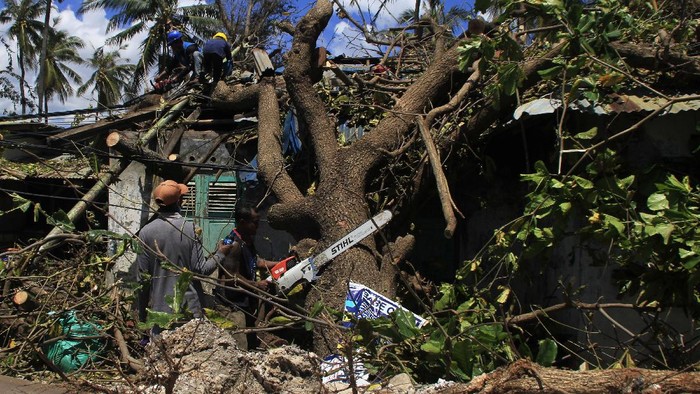 PASCABENCANA SIKLON TROPIS SEROJA DI KUPANG Atap SPBU roboh akibat badai Siklon tropis Seroja di Kota Kupang, NTT, Kamis (8/4/2021). Badan Penanggulangan Bencana Daerah (BPBD) Kota Kupang mencatat sebanyak 1.264 rumah mengalami rusak berat, satu orang meninggal dunia dan tujuh orang luka berat dampak dari angin kencang pada Minggu (4/4). ANTARA FOTO/Kornellis Kaha/hp.
