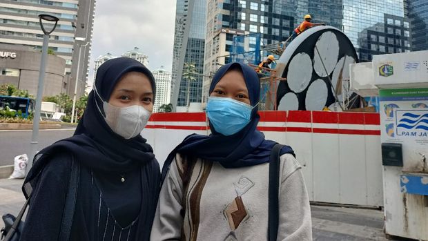 Pejalan kaki di kawasan Jalan Sudirman, Jakpus, Tiara dan Alifah