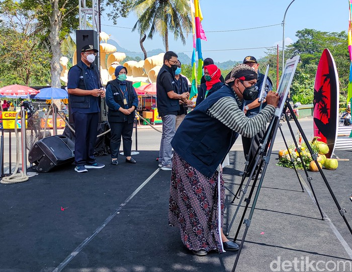 Penandatanganan piagam dalam Self Declare pelatihan dan pendampingan AKB Sumber Daya Manusia (SDM) Pariwisata Ekonomi dan Kreatif (Parekraf) di Gerbang Samudera Raksa, Kalibawang, Kulon Progo, Jumat (9/04/2021).