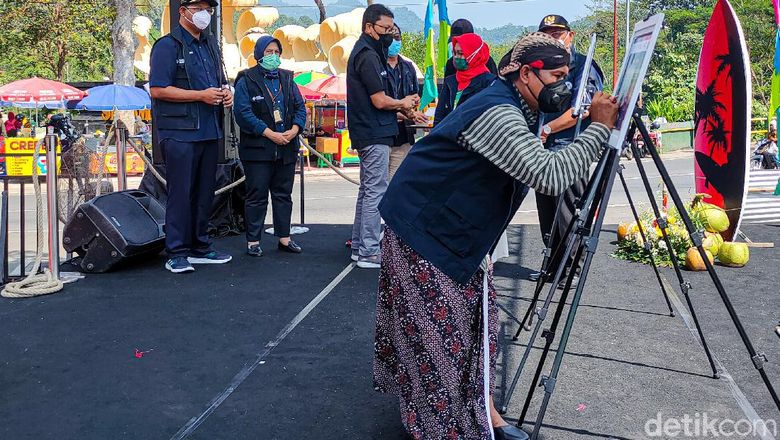 Penandatanganan piagam dalam Self Declare pelatihan dan pendampingan AKB Sumber Daya Manusia (SDM) Pariwisata Ekonomi dan Kreatif (Parekraf) di Gerbang Samudera Raksa, Kalibawang, Kulon Progo, Jumat (9/04/2021). Penandatanganan piagam dalam Self Declare pelatihan dan pendampingan AKB Sumber Daya Manusia (SDM) Pariwisata Ekonomi dan Kreatif (Parekraf) di Gerbang Samudera Raksa, Kalibawang, Kulon Progo, Jumat (9/04/2021).
