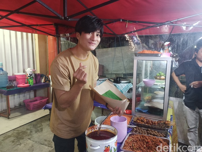 Penjual Nasi Kuning Mirip Lee Min Ho Ini Sekarang Banjir