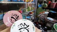 Dalam sehari perajin mampu menyelesaikan 10 piring dengan lukisan kaligrafi yang menarik. 