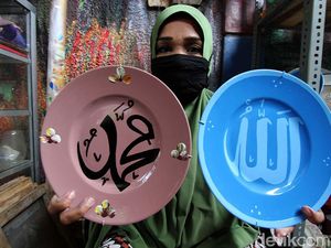 Piring Kaligrafi Laris Jelang Ramadhan