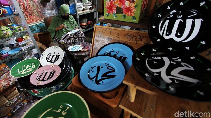Piring Kaligrafi Laris Jelang Ramadhan Seni kaligrafi ternyata juga bisa dituliskan di atas permukaan piring. Piring bertuliskan seni kaligrafi tersebut banyak dipesan jelang bulan Ramadhan.
