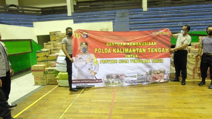 Polda Kalteng salurkan bantuan untuk korban bencana banjir NTT, Kamis (8/4/2021).